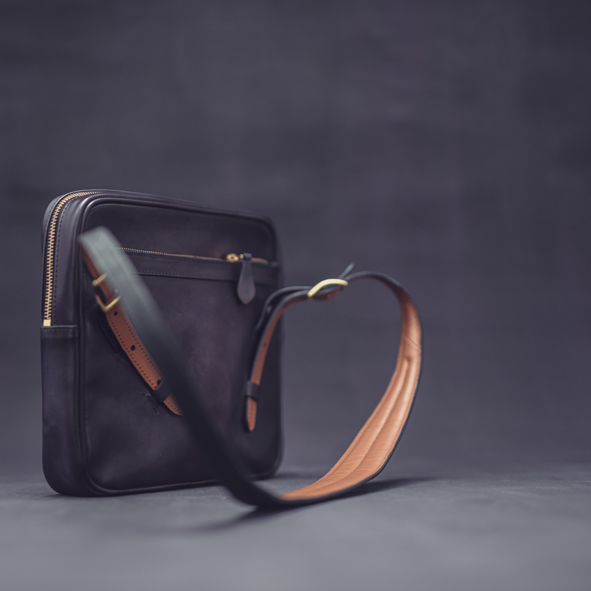 Сумка через плече TITE Street: Elephant Matt Black & Calf Fig Gray