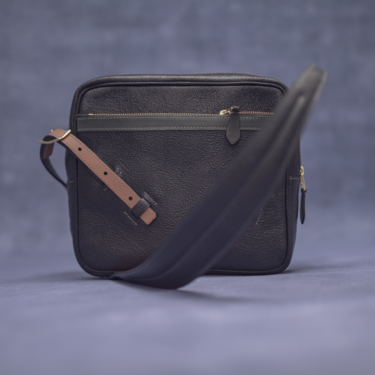 Сумка через плече TITE Street: Juniper & Dark Blue Grain Leather