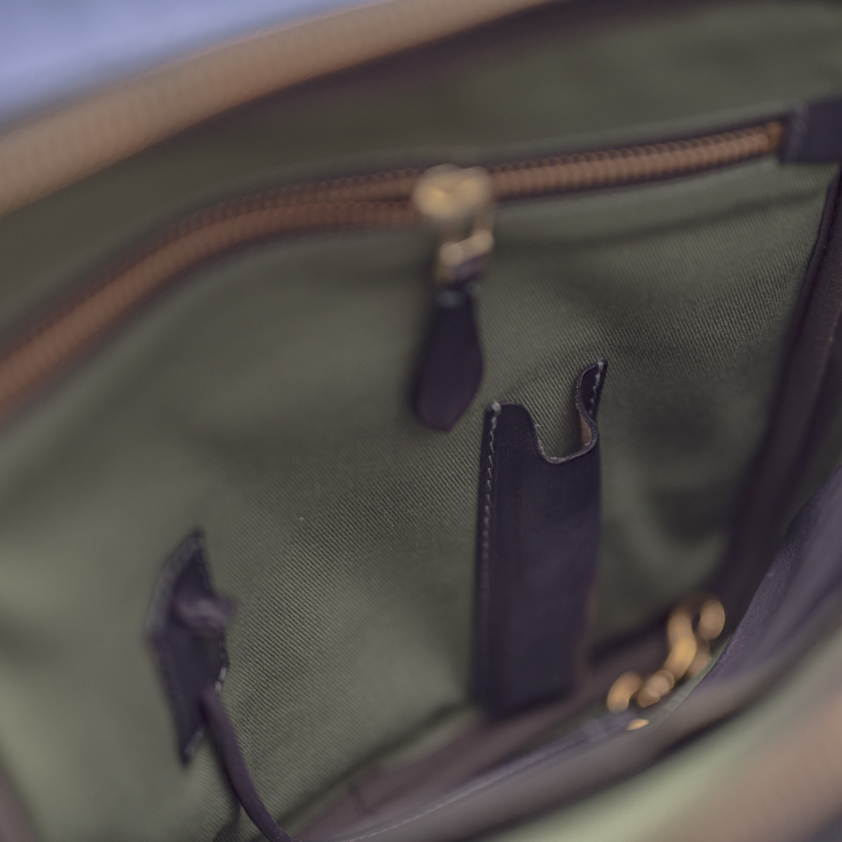 Сумка через плече TITE Street: Juniper & Dark Blue Grain Leather