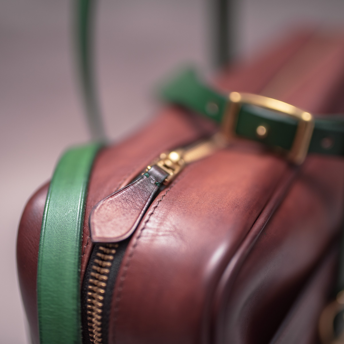 Елегантний м’який шкіряний портфель DAPPER: Grassy Green & Chestnut