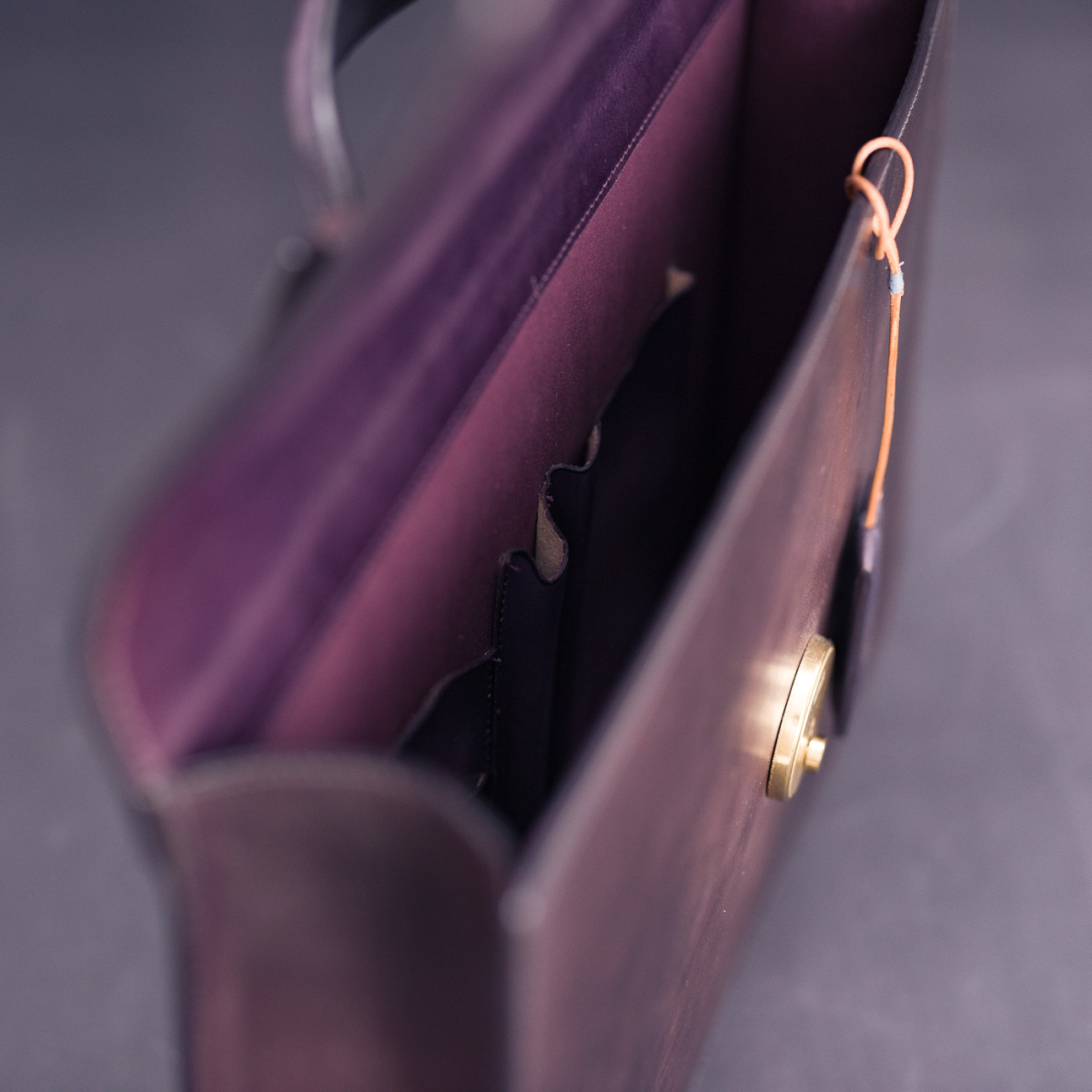 Мінімалістичний шкіряний портфель BELGRAVIA 3626: Fig Gray & Cacao Bean
