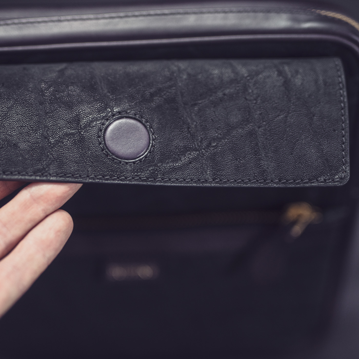 Сумка через плече TITE Street: Elephant Matt Black & Calf Fig Gray