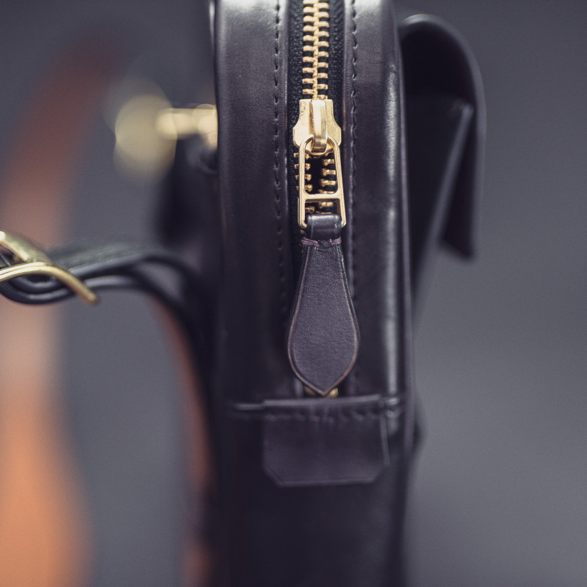 Сумка через плече TITE Street: Elephant Matt Black & Calf Fig Gray
