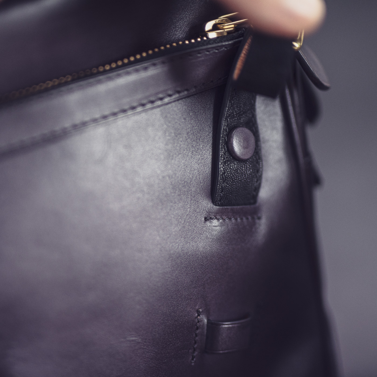 Сумка через плече TITE Street: Elephant Matt Black & Calf Fig Gray
