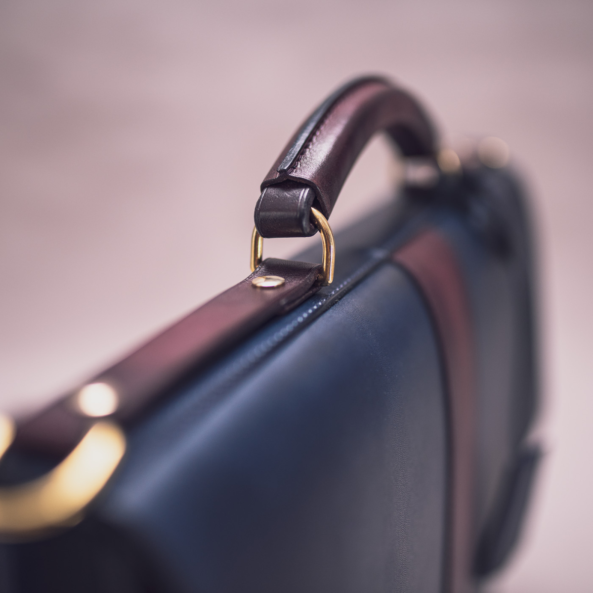 Класичний чоловічий шкіряний портфель CLASSIC NUMBER ONE: Bordeaux & Midnight Blue