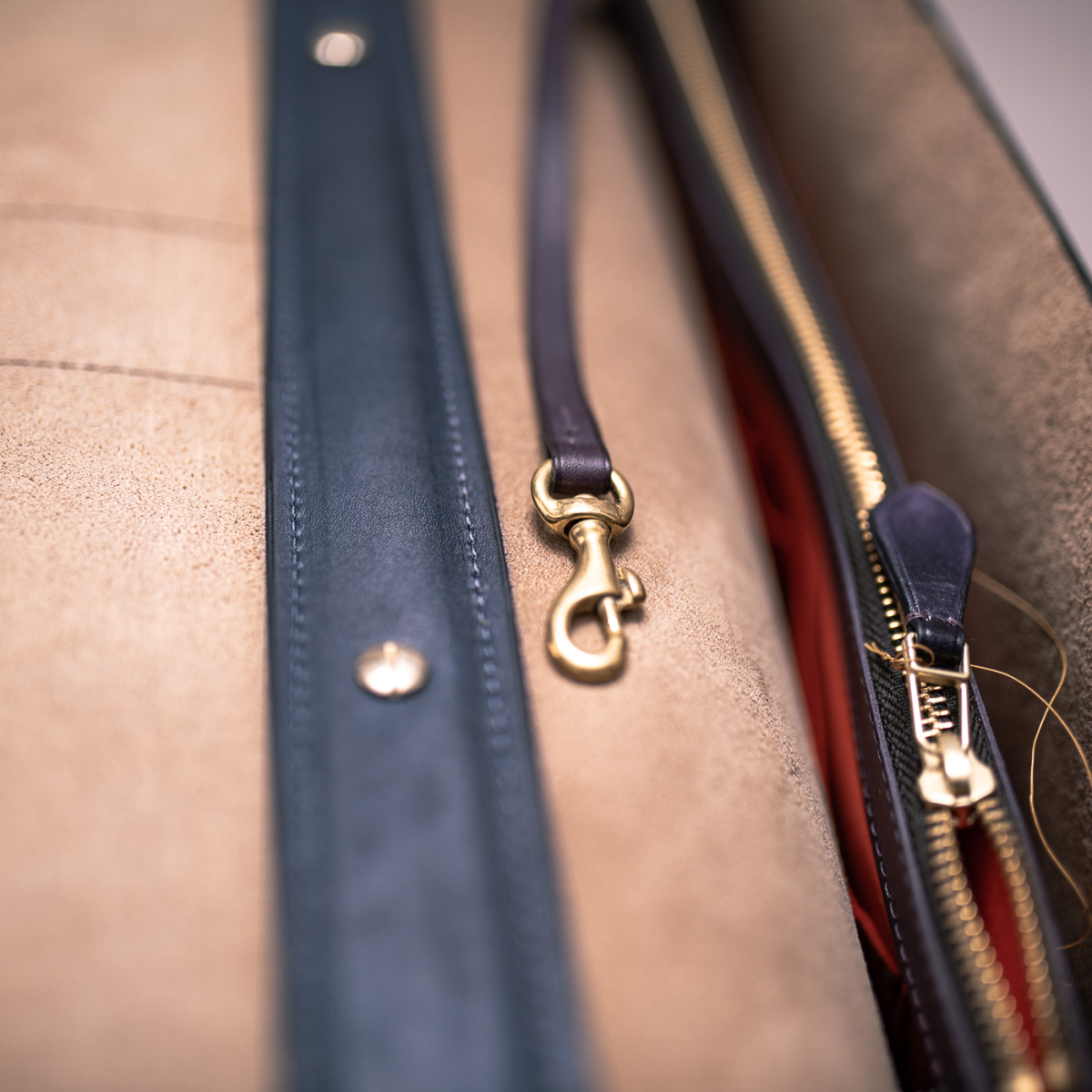 Класичний чоловічий шкіряний портфель CLASSIC NUMBER ONE: Bordeaux & Midnight Blue