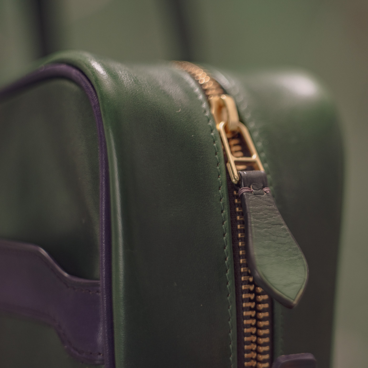 Елегантний двосторонній м’який шкіряний портфель DAPPER: Grassy Green & Violet Ink