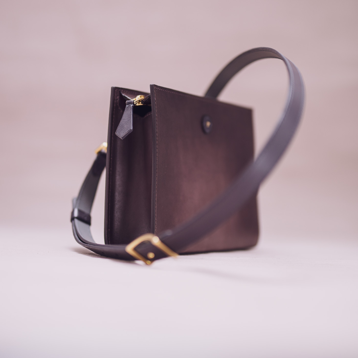 TIDY 2216 чоловіча дизайнерська сумка кросбоді: Fig Gray & Cacao Bean
