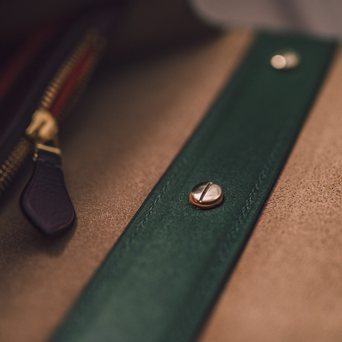 Класичний чоловічий шкіряний портфель CLASSIC NUMBER ONE: Red Currant & Grassy Green
