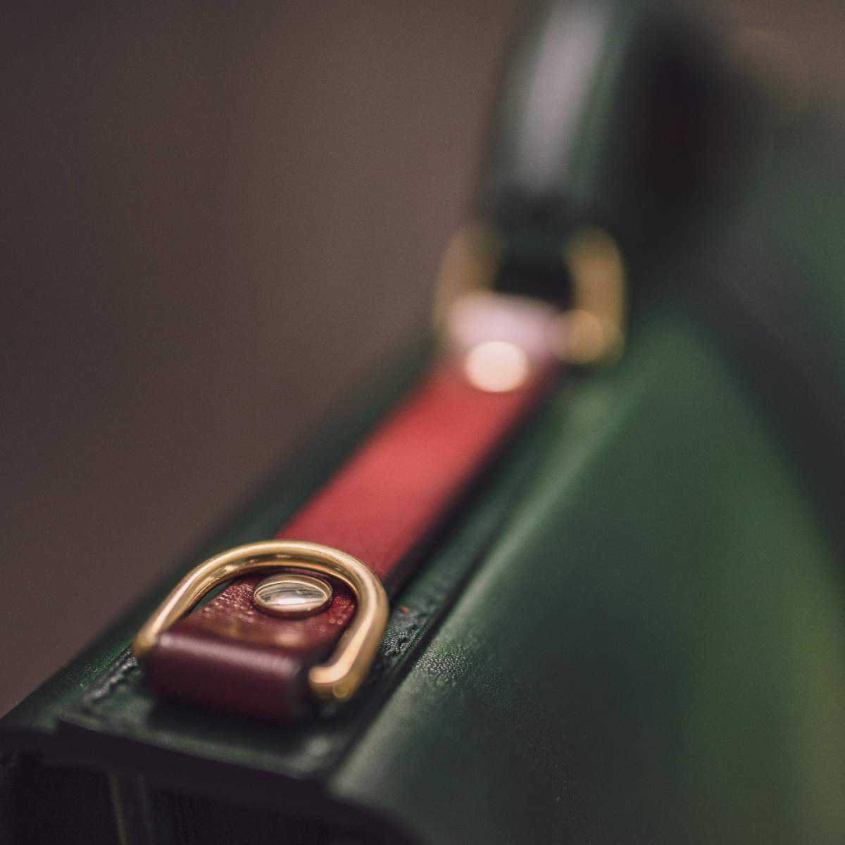 Класичний чоловічий шкіряний портфель CLASSIC NUMBER ONE: Red Currant & Grassy Green